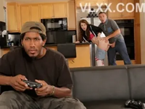 Cặp đôi khiêu dâm chuyên nghiệp đam mê show diễn, khoe mặt và sự cám dỗ của lụa đen, lời nói dâm dục, quan hệ bằng miệng, con cặc to, để cậu bé ra vào