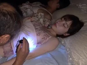 kiwvr-382,kiwvr-382 [VR] [Mát xa tà ác] Khi cơ thể cúp F cực kỳ sành điệu này bị kích thích bởi [thuốc kích dục siêu mạnh] chưa được chấp thuận ở Nhật Bản, cô ấy bị tấn công dữ dội, dẫn đến [phun trào, cực khoái âm đạo và nhiều lần cực khoái cong lưng! 】Nước tình tràn đầy, nhạy cảm, phụ nữ xuất tinh sớm và [bóp xuất tinh? xuất tinh vào mặt? kem] Kimesek SEX Mogami Ichika