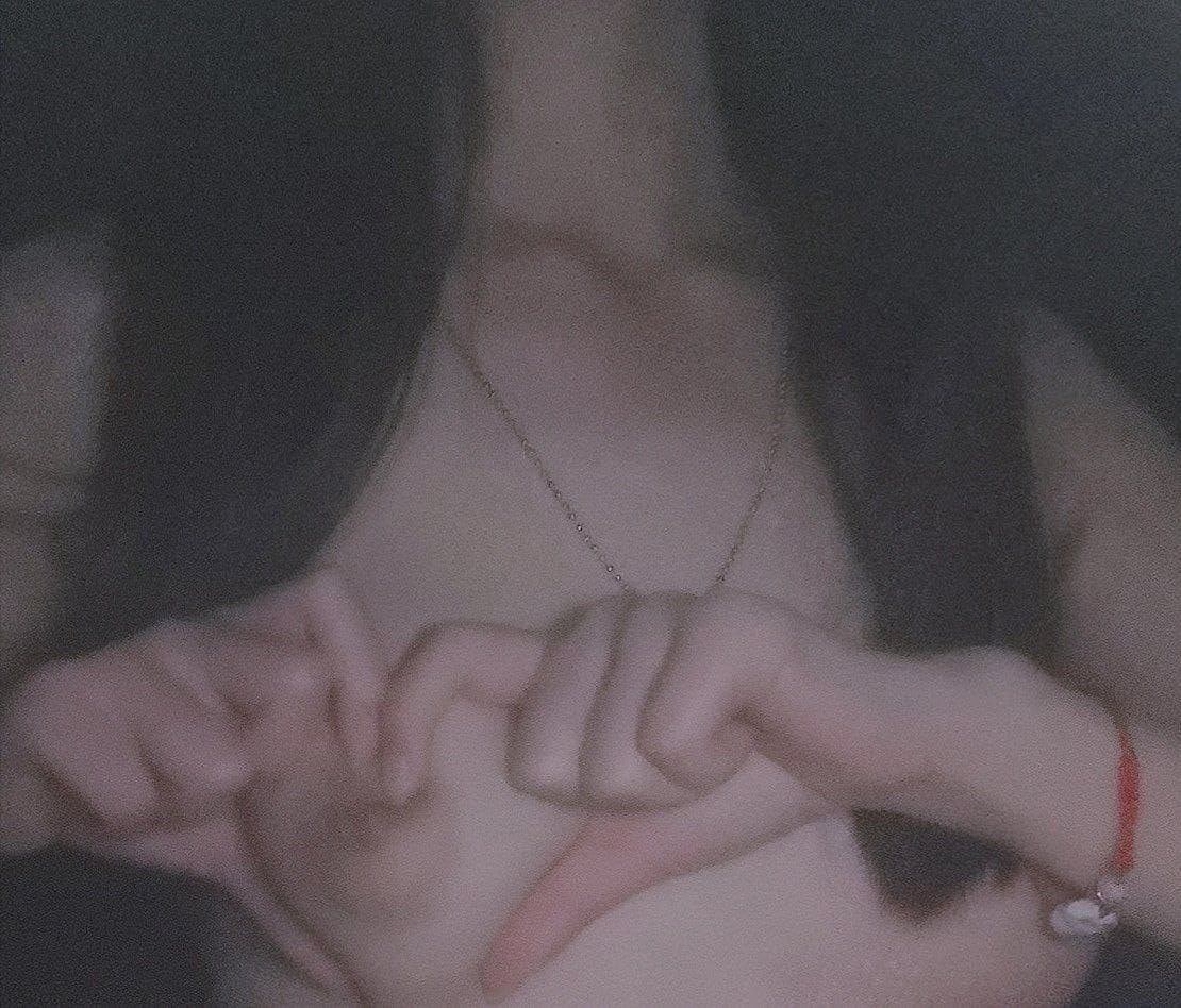 Nữ thần của bạn là đồ chơi đũng quần của một người đàn ông giàu có, giày cao gót lụa đen, bộ ngực hở hang gợi cảm, để anh trai liếm lồn và chơi với cô ấy