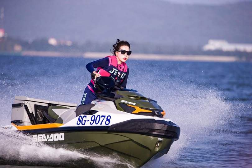 Bố dượng lấy cờ trừng phạt con gái điểm kém để chơi cả “2 lỗ” của âm đạo ngây thơ